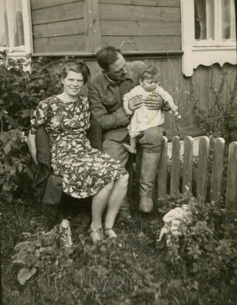 KKE 4769.jpg - Fot. Rodzina przed domem. Od lewej: pierwsza Jadwiga i Edmund Jarzynowscy z córką Alicją Jarzynowską, Święciany, 1943 r.